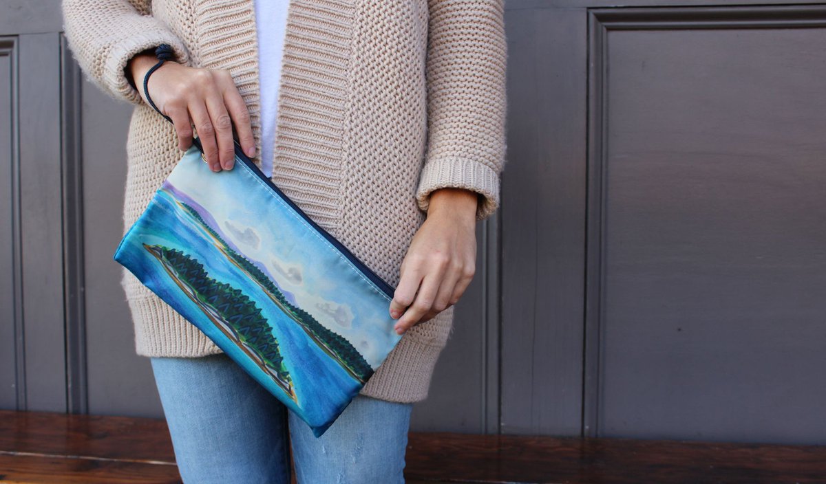 SeaBagsMaine's tweet photo. This Large Wristlet features an original #EricHopkins watercolor painting inspired by the Maine coast. 🌲☀️ To help fund conservation of Maine’s treasured coastal lands, we’re donating 20% of sales to @MCHT_org 🌟
https://t.co/OM77rh29fY https://t.co/ry3KjVIMY0