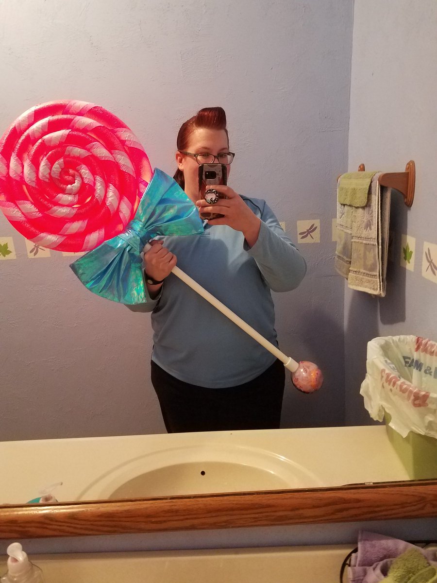 FlyAwayCosplay's tweet image. Sometimes you just need to beat things to death with a giant glowing lollipop.
#CriticalRoleCosplay #Jester #DaishoCon
