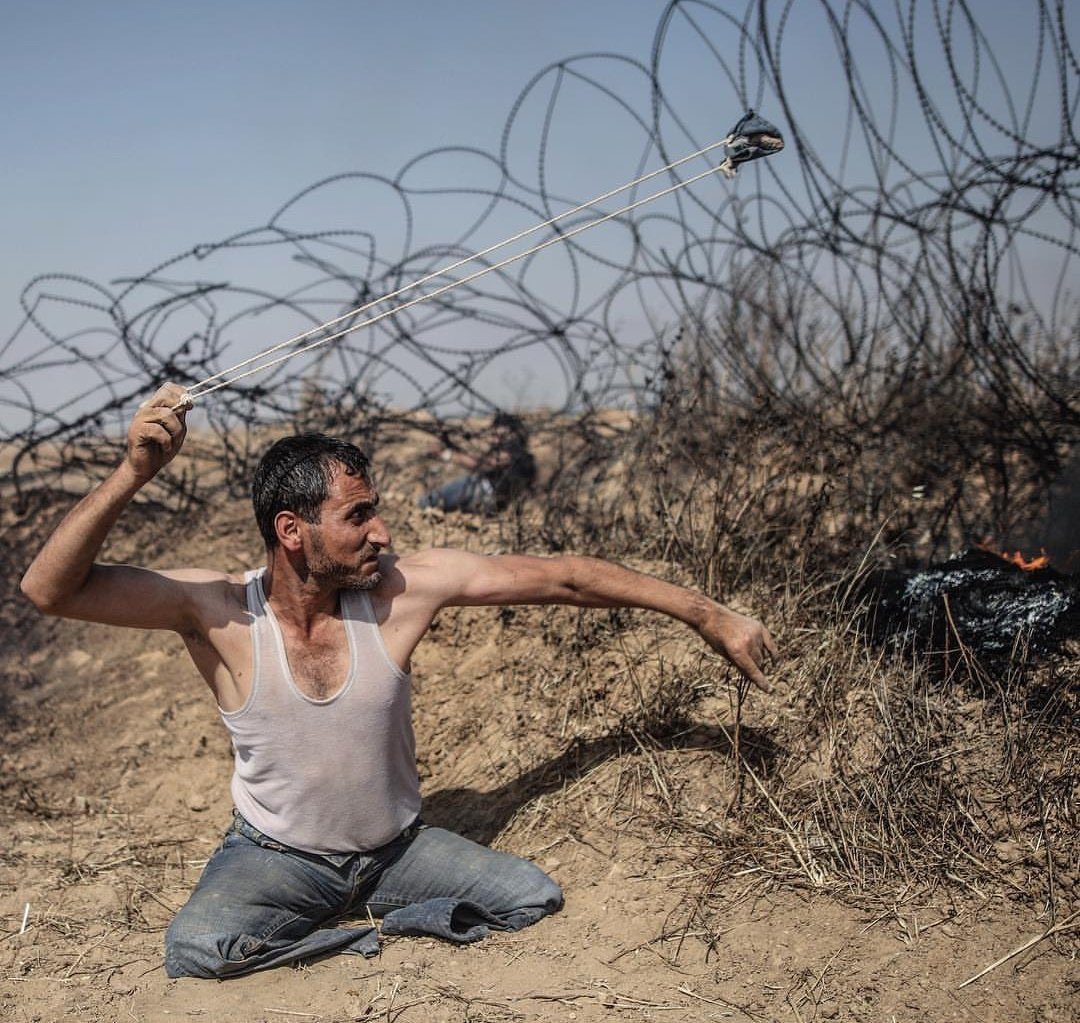 Sırtını dönmeyi bekliyor zalimler,
Çünkü kuvvetin besbelli halinden,
Korkar. Yüzüne bakmaya hainler,
Yetersin dünyaya bu halinle...

#Gazze
#PrayForGaza
#GazaUnderAttack