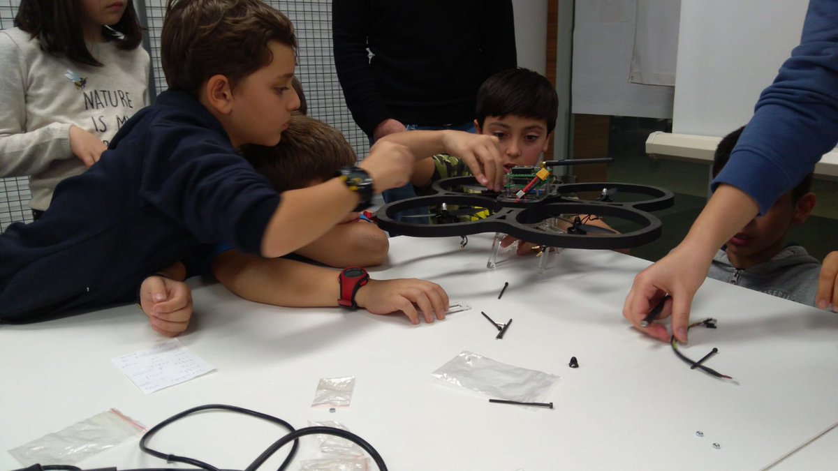 3) Bu haftaki atölyemizde ise öğrencilerimiz kendilerine her anlamda örnek alabilecekleri abileri/ablalarıyla tanıştılar. Çocukluk arkadaşlıklarını bugüne taşıyıp ülkede talep rekoru kıracak dronelar üreten noktaya gelen abileri ve ablalarıyla...