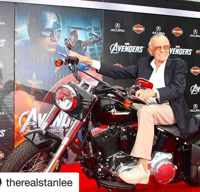 PopPostOfficial's tweet image. Stan Lee passed away an hour ago at the age of 95. What a towering giant as a creator, mentor, ambassador and all round great guy. We’ll miss you Stan! Your legacy will live forever! #stanlee @therealstanlee @marvel #stanleepassing #spiderman #comics #th… ift.tt/2z5g7Vk
