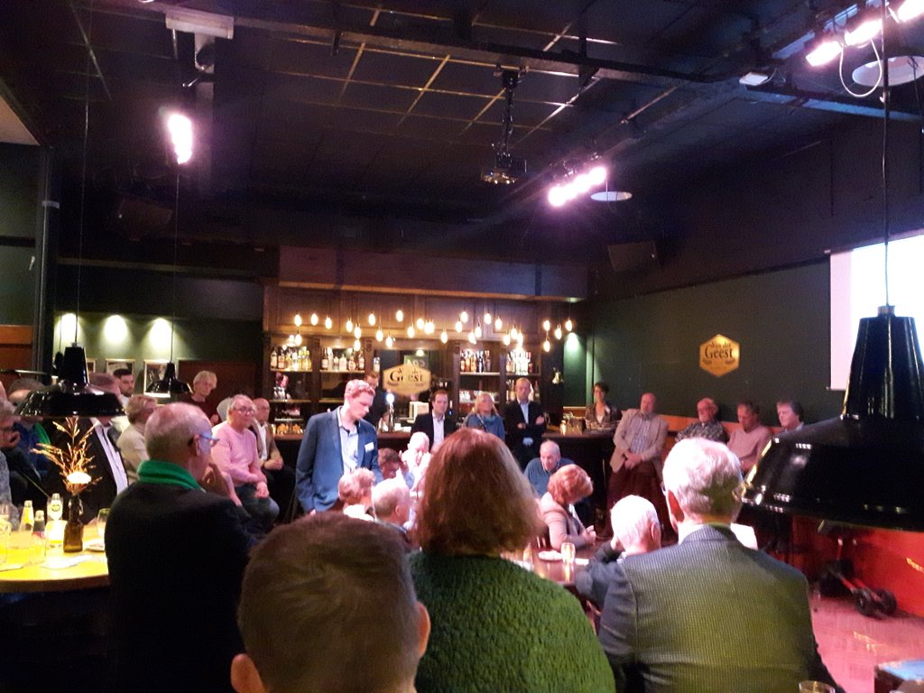 Politiek café georganiseerd door <a href="/CDANWH/">CDANWH</a> bij #vdgeest. Goede debatten.  Maar wel bijna enkel politici onder elkaar @noordwijkerhout