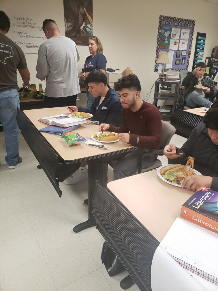 Rockwallquest's tweet photo. GAP students enjoying a meal from Olive Garden for raising over $750 for the Leukemia & Lymphoma Society in our Pasta for Pennies fundraiser. Congratulations GAP students. A thank you to Olive Garden for the wonderful meal for our students. #iloverockwallisd #QuestLeads https://t.co/YsGSopx9Aq