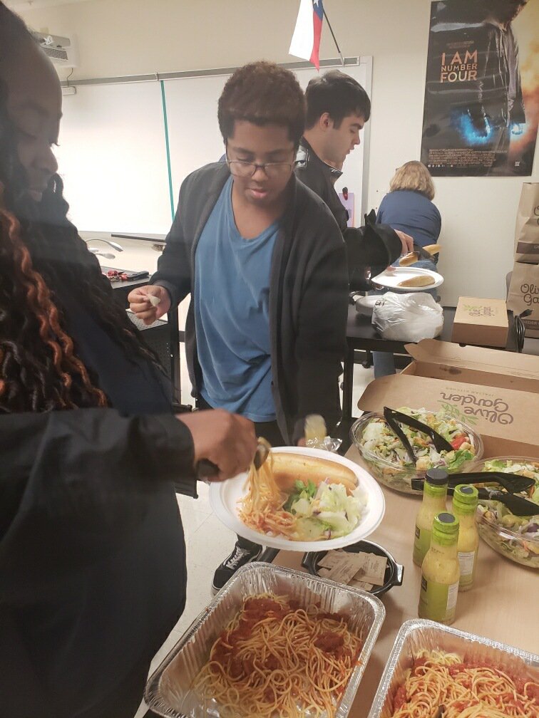 Rockwallquest's tweet photo. GAP students enjoying a meal from Olive Garden for raising over $750 for the Leukemia & Lymphoma Society in our Pasta for Pennies fundraiser. Congratulations GAP students. A thank you to Olive Garden for the wonderful meal for our students. #iloverockwallisd #QuestLeads https://t.co/YsGSopx9Aq