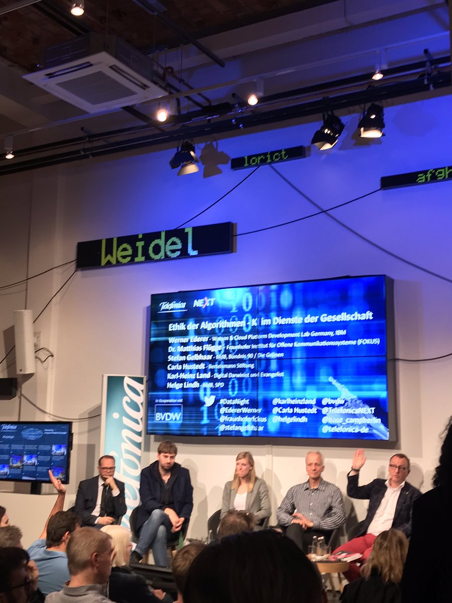 AntoniaJuliaB's tweet image. Diskriminierung durch Mensch und KI wird diskutiert und oben drüber erscheint dieses Wort. @bvdw @stefangelbhaar @karlheinzland  @base_campberlin etc #datanight