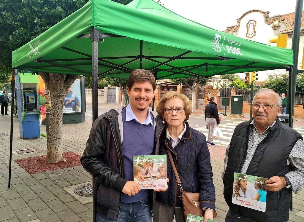 PsoeCjardin's tweet photo. Esta mañana hemos tenido un reparto en la barriada de Mangas Verdes con la concejala de distrito @rosadelmar2 para dar a conocer el programa del PSOE de cara a las próximas elecciones autonómicas del 2 de diciembre #2D #MásAndalucíaQueNunca #TrabajandoEnElDistrito https://t.co/SPkrFB4Fsb