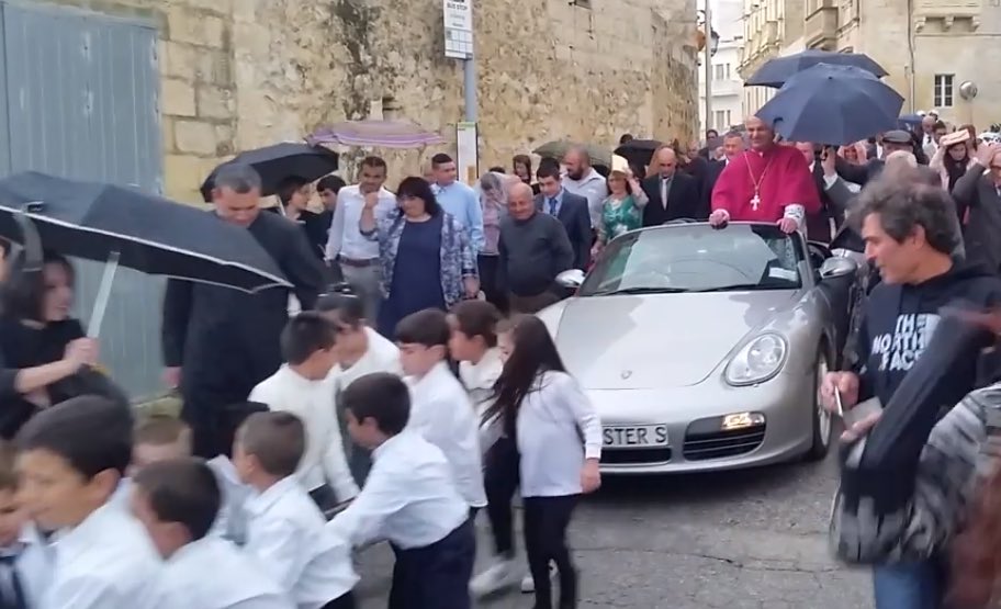 ''BIZARNA FOTOGRAFIJA SVEĆENIKA KOJI SE HVALI NOVIM PORSCHEOM IZAZVALA BIJESNE REAKCIJE 'Odvratno! Pa što je njima?' '' Dr1OoDIXcAAKecM