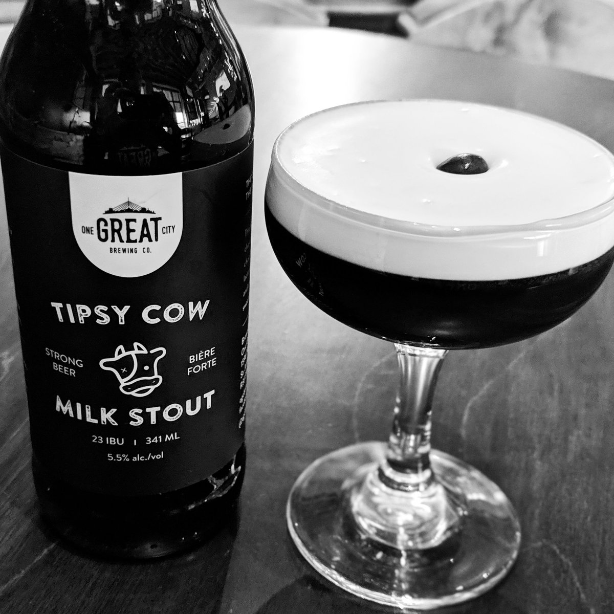 Presenting the Tall and Tipsy: @CapitalKWpg Tall Grass espresso vodka, spiced rum and Tipsy Cow Milk Stout simple syrup topped with fresh whipped cream. Deep, dark, rich and roasty.
◾◾◾
#beercocktail #Winnipeg #cocktails #cocktail #newcocktail #coffee #chocolate