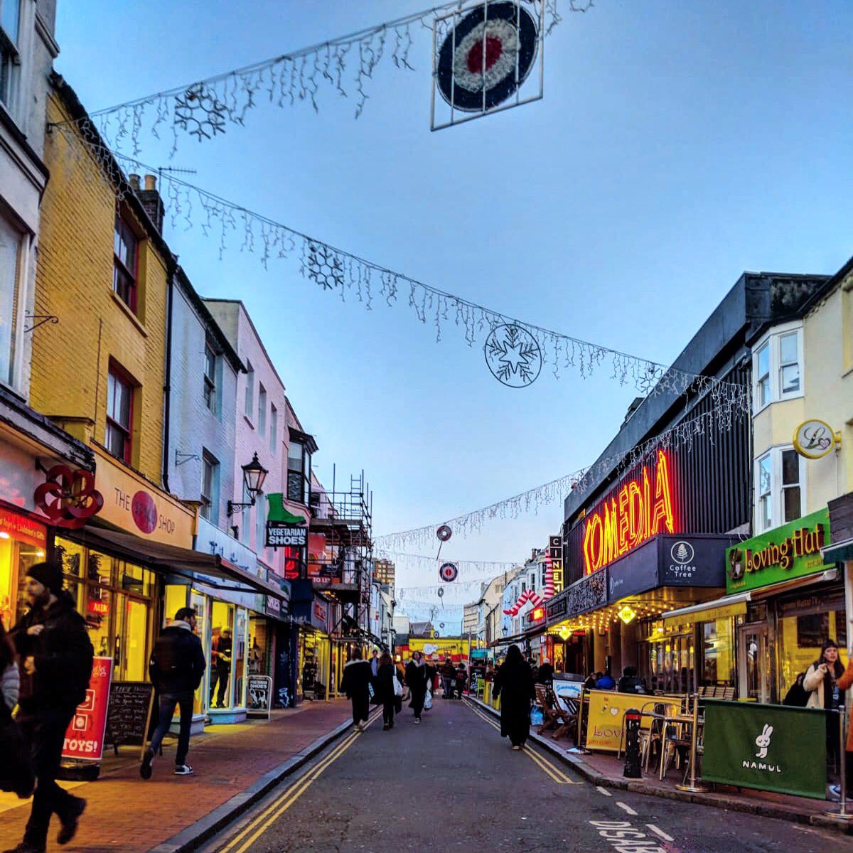 I think it’s about time these Christmas lights were turned on... 🙄 ⏰ 
#Brighton #BrightonStreets #Brightonian #BrightonAndHove #BrightonGram #NorthLaine #ThisIsBrighton #BrightonRocks #EastSussex #Sussex #BrightonEveryDay