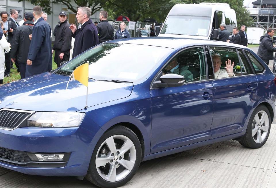 ''BIZARNA FOTOGRAFIJA SVEĆENIKA KOJI SE HVALI NOVIM PORSCHEOM IZAZVALA BIJESNE REAKCIJE 'Odvratno! Pa što je njima?' '' Dr1RoJaXgAASXIJ