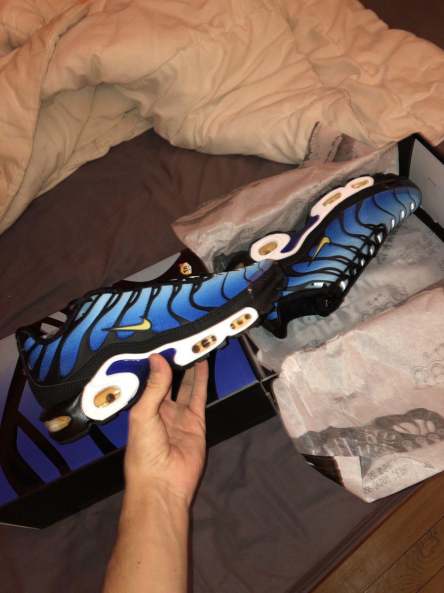 19. Air max plus hyperblue