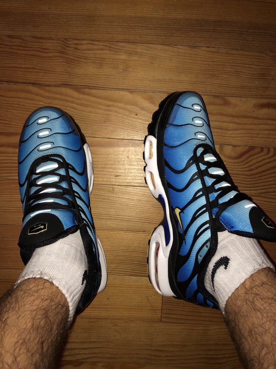 19. Air max plus hyperblue