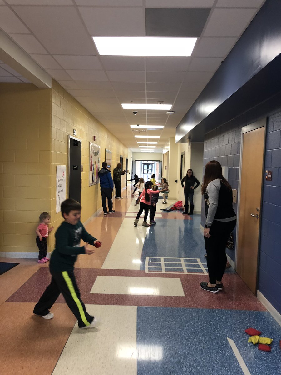 dls0911's tweet image. We enjoyed our Rainy Day recess with our awesome Veterans! @CatawbaTrail #ctelearning