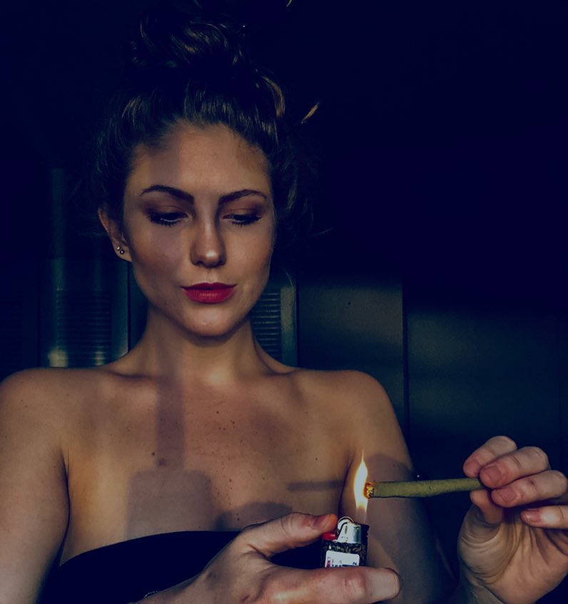 Chronic_Chicks's tweet image. This small chronic break is brought to you by stonergirltay
T🍁🏋🏻‍♀️
💘Fitness and Cannabis
🤳🏼 LETS COLLABORATE 
#girlswhosmoke #fitnessmotivation #powerlifting #stonergirls #420fitness#mentalhealthawareness#bipolar
.
.
.
➡ Use #chronicchicks | #chronicstyle