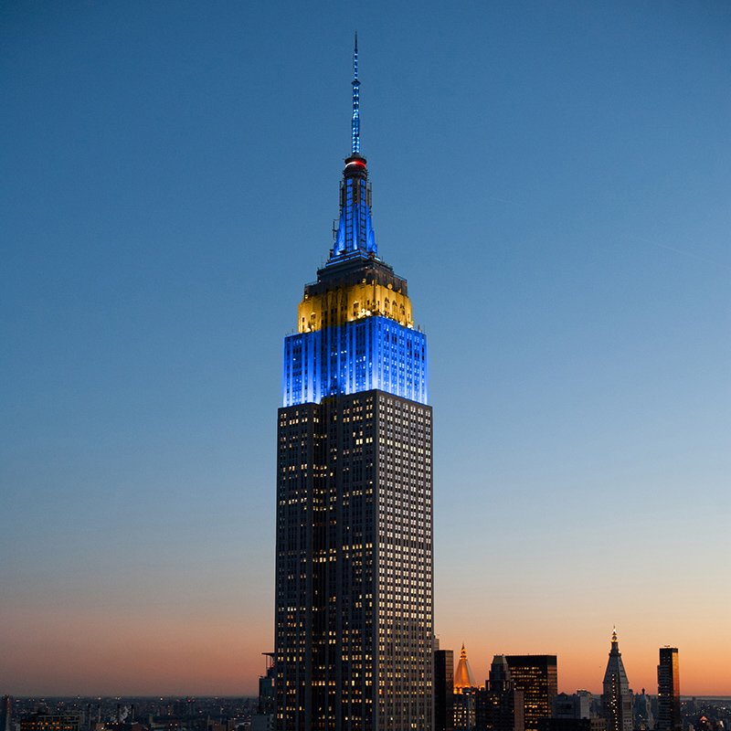 EmpireStateBldg's tweet image. Our lights will shine in California’s state colors, blue and gold, with an EMS siren in the halo in sympathy for the victims and those affected by the California wildfires.