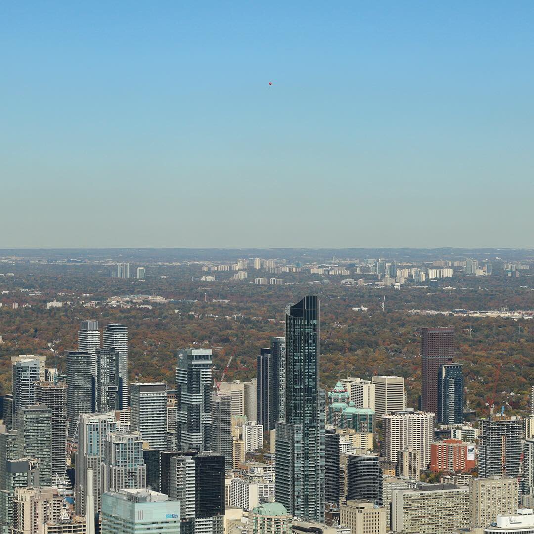 AlexIsaacSegal's tweet photo. A single #redballoon #above the #skyline of #toronto #canada #captured from the #cntower on a #beautiful #sunny day https://t.co/OnbVWxvfIK