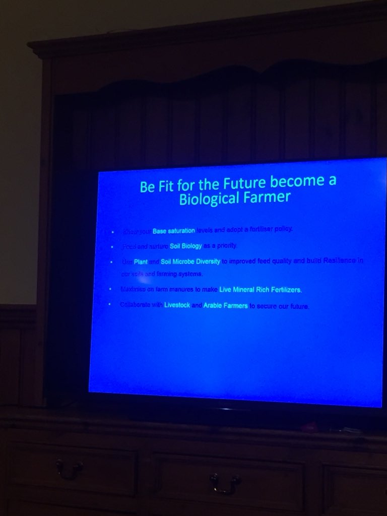 Markmid1's tweet image. #Ketteringagriculturaldiscussiongroup @Wilarmitage very interesting talk on #biologicalfarming and #organic dairying, its in the #soil