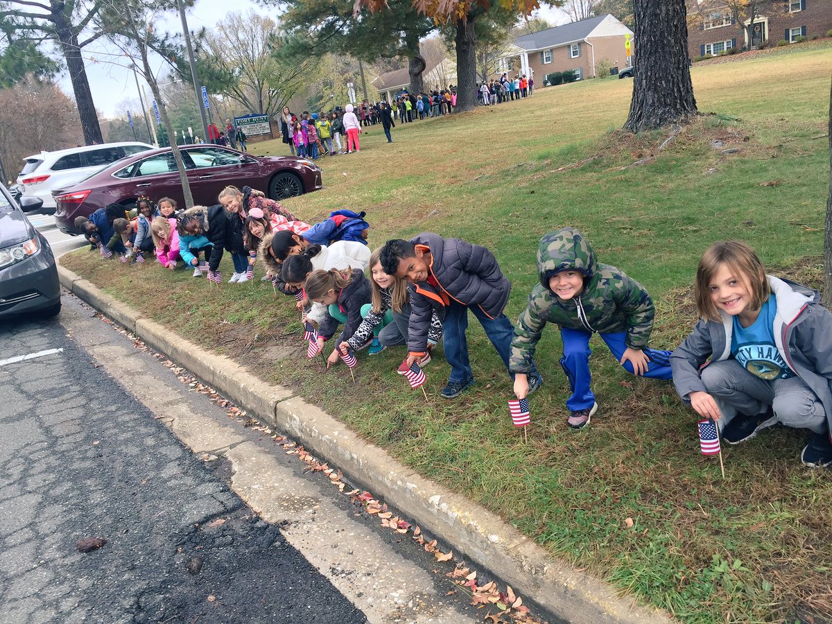 MrsMorrisFHES's tweet photo. We enjoyed celebrating and honoring  our veterans today!! #FHESFoxes @FortHuntES https://t.co/aSQW6PtNUV