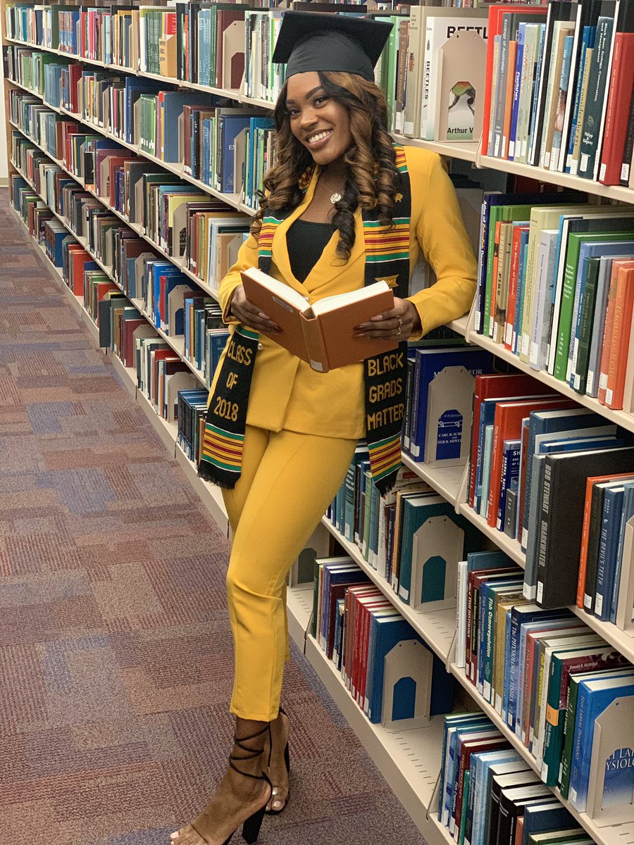Sha_KNEE's tweet photo. Proud 😭👩🏾‍🎓🍎 https://t.co/KfZyj7uy0F