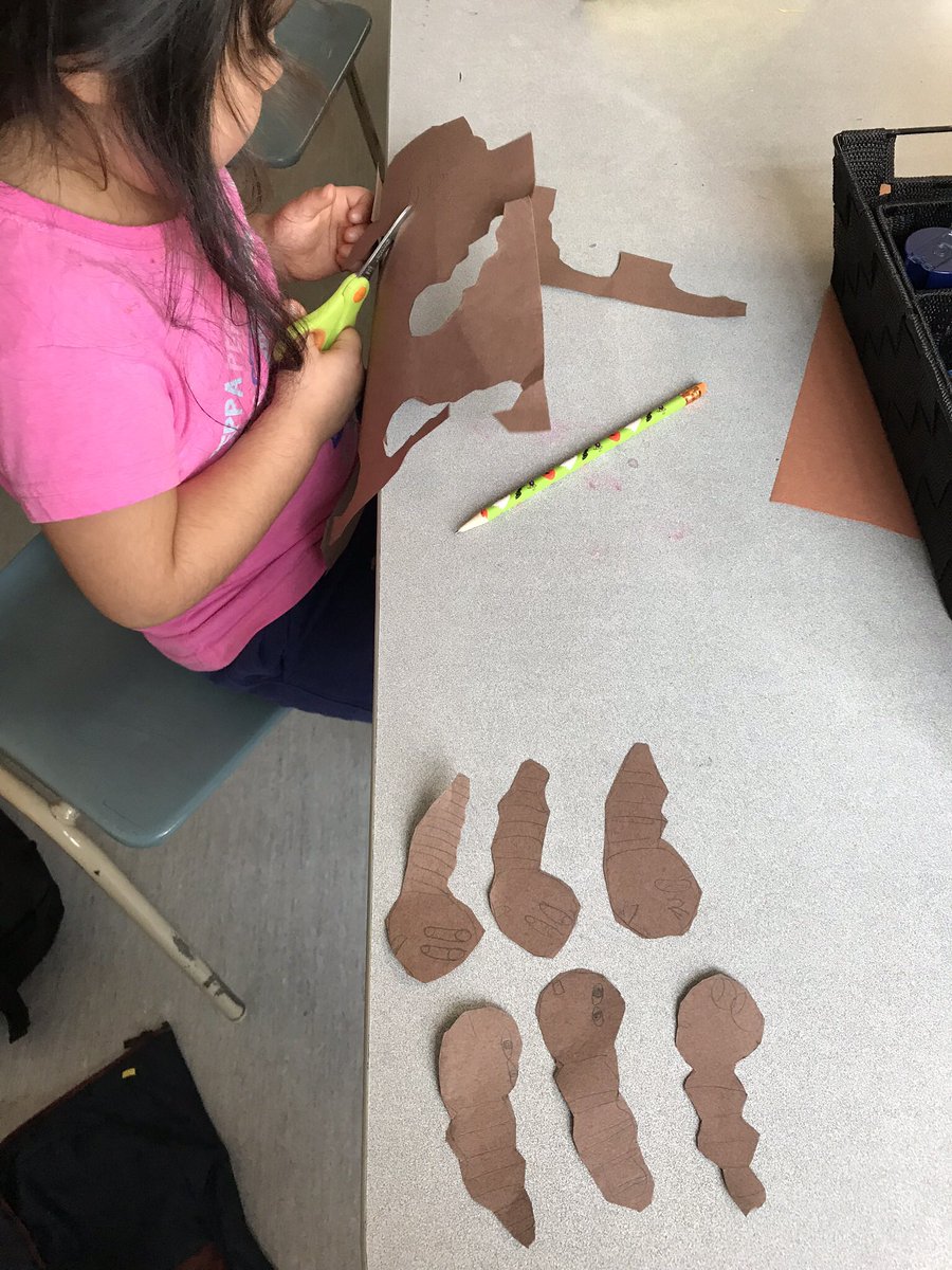 FDK101Valentine's tweet photo. I wonder what collaborative piece our Ss are working on now? Stay tuned to see the finished product. 🐠 🐟 #PatternFish @ValentineDPCDSB https://t.co/nbuEwIe7uH