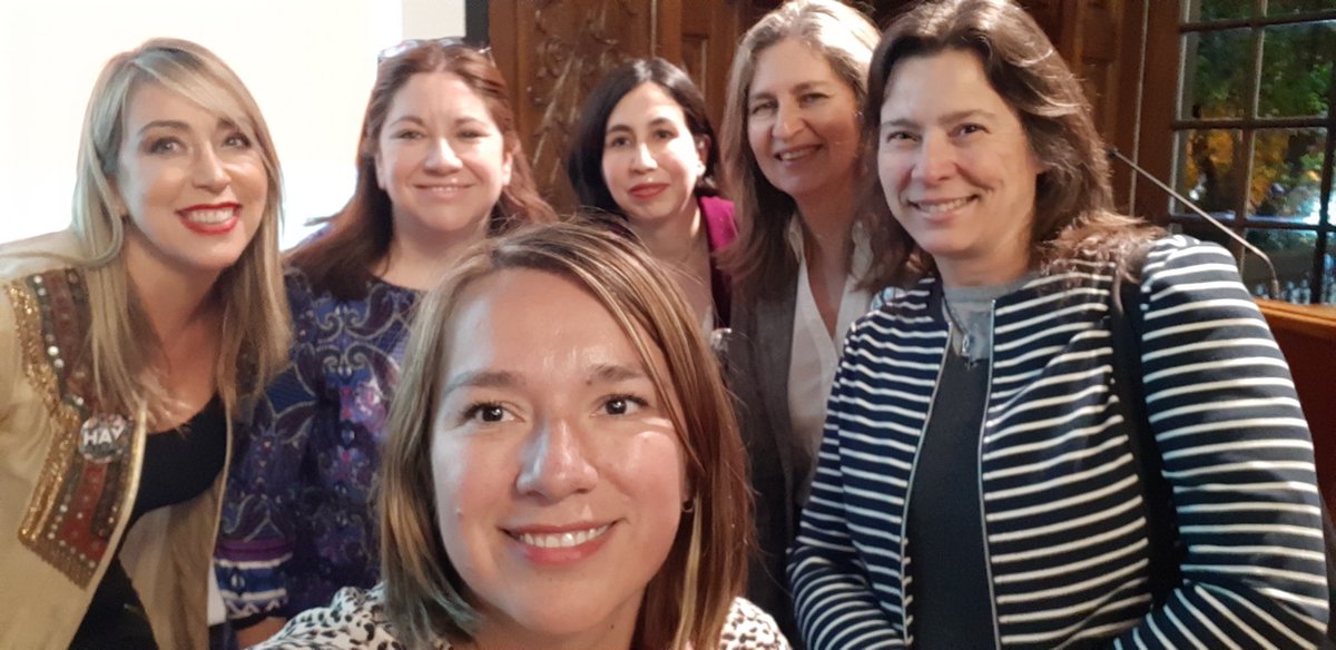 RedInvestChile's tweet photo. Tres de nuestras socias @cosmicbabs @JackieUdeC y @bastias_adriana, y muchas otras mujeres potentes hoy en #MT2018 @Hay_Mujeres @TVN https://t.co/v08JuLuEIk