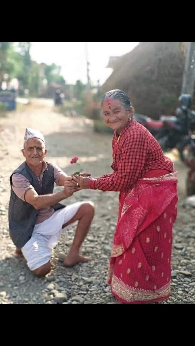 fiste_bro's tweet photo. कछाड कसेर,घुँडा धसेर  ! 
यो उमेरमा अचम्मै भो बूढा बा,
लभमा फसेर ! 😂😂 https://t.co/3aDmUFh5Aq