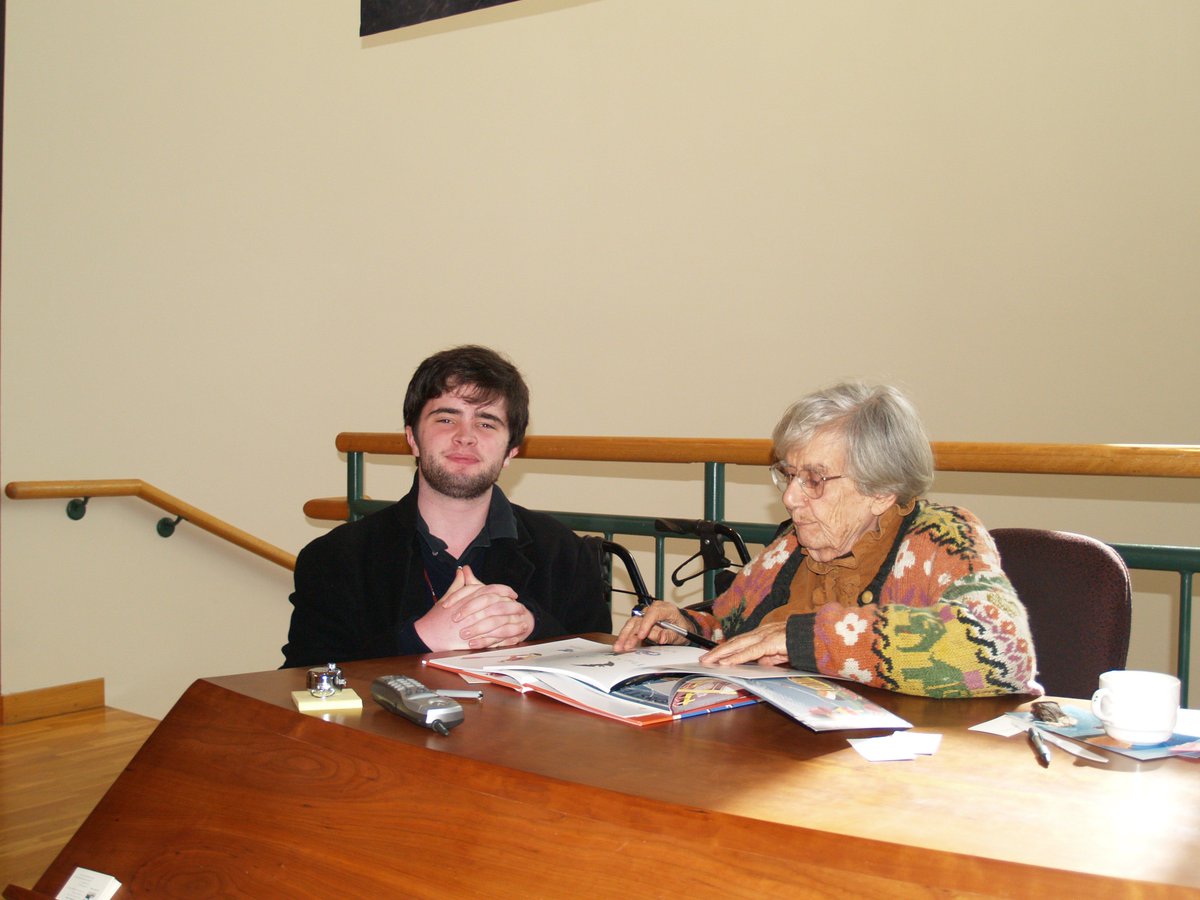 JTDH's tweet photo. In honor of Dahlov Ipcar's birthday I am posting one of my favorite photos, her visit to Bates College on 10/23/08 #dahlov #ipcar #maine #dahlovipcar #dahlovipcarbirthday #birthday #Happybirthday #hbd #art #illustrations #drawings #bates #batescollege @BatesCollege @BatesAlumni https://t.co/ZtHZiyzSn7