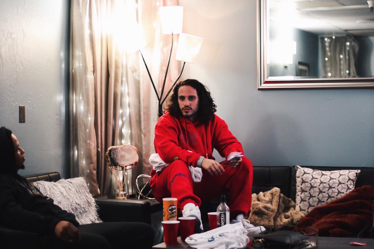 russdiemon's tweet photo. I don’t eat pringles I swear 

📷 : @Raiamarialaura https://t.co/JRIF3pMudl