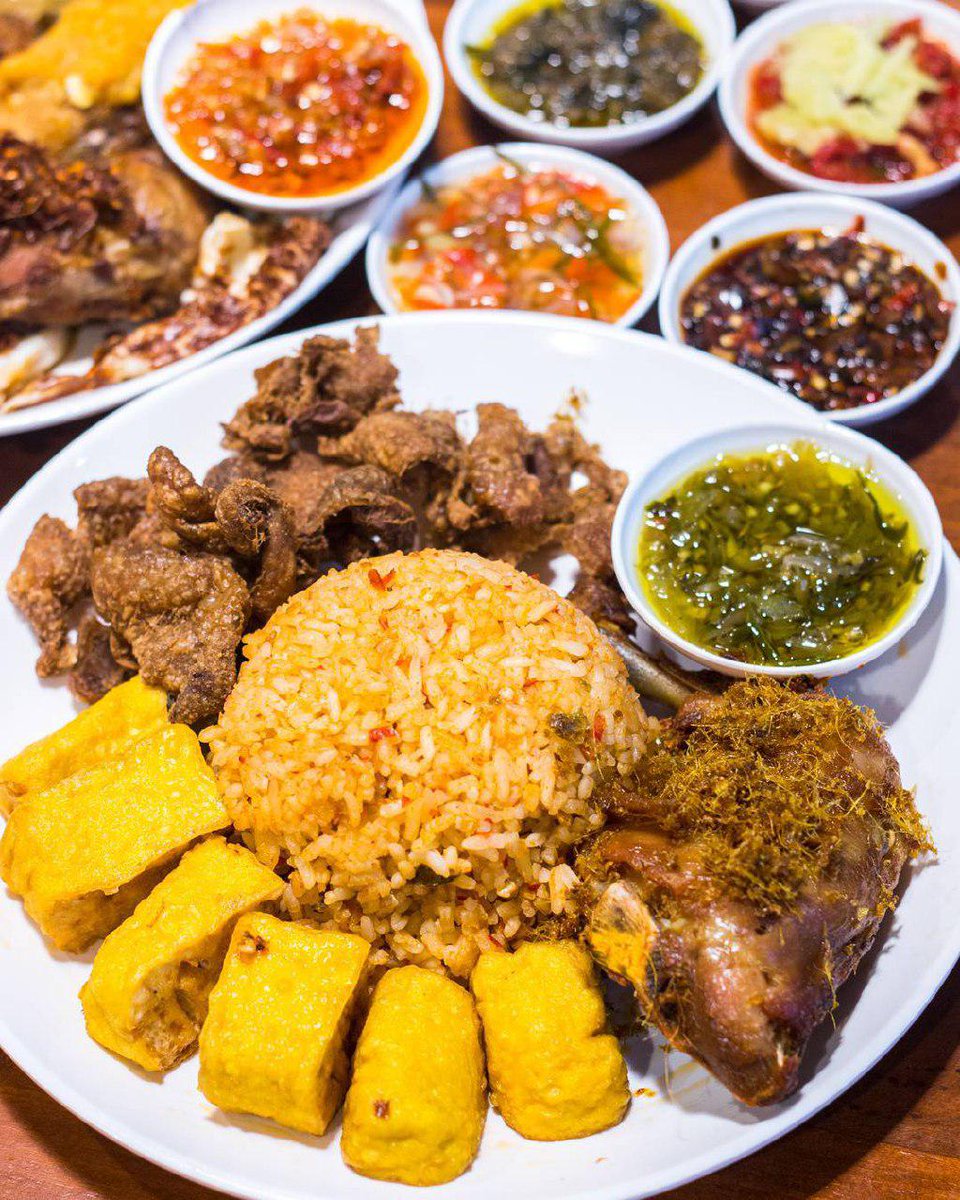 Keendeusan yang paripurna adalah ketika Nasi Pedas Khas Karmila dipertemukan dengan Ayam Goreng Lengkuas, Tahu Goreng, Kulit Goreng dan Sambel Hejo. Nikmatnya? Uuuh jangan ditanya, udah pasti bikin kamu ketagihan!