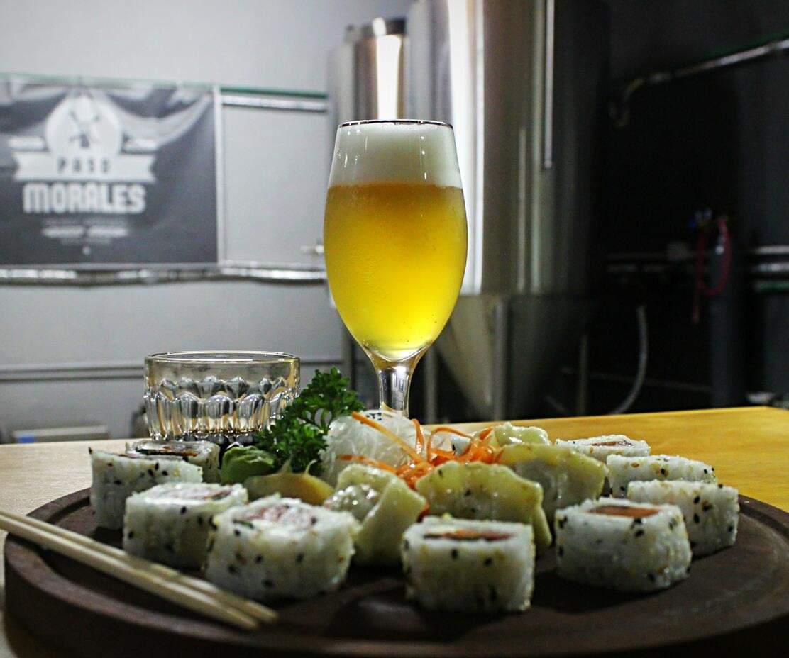 PasoMorales's tweet photo. #Maridata  fuimos a buscar a Ishidan unos roll de crudo, tomates secos, Philadelphia y albahaca, otros de salmon, y las Gyosa  🤤.Todo esto con una Saison Maracuyá que acompaña increib. ya que es una birra super fresca, seca, liviana pero a la vez compleja en sabor y aroma. https://t.co/mu86NKRvwI