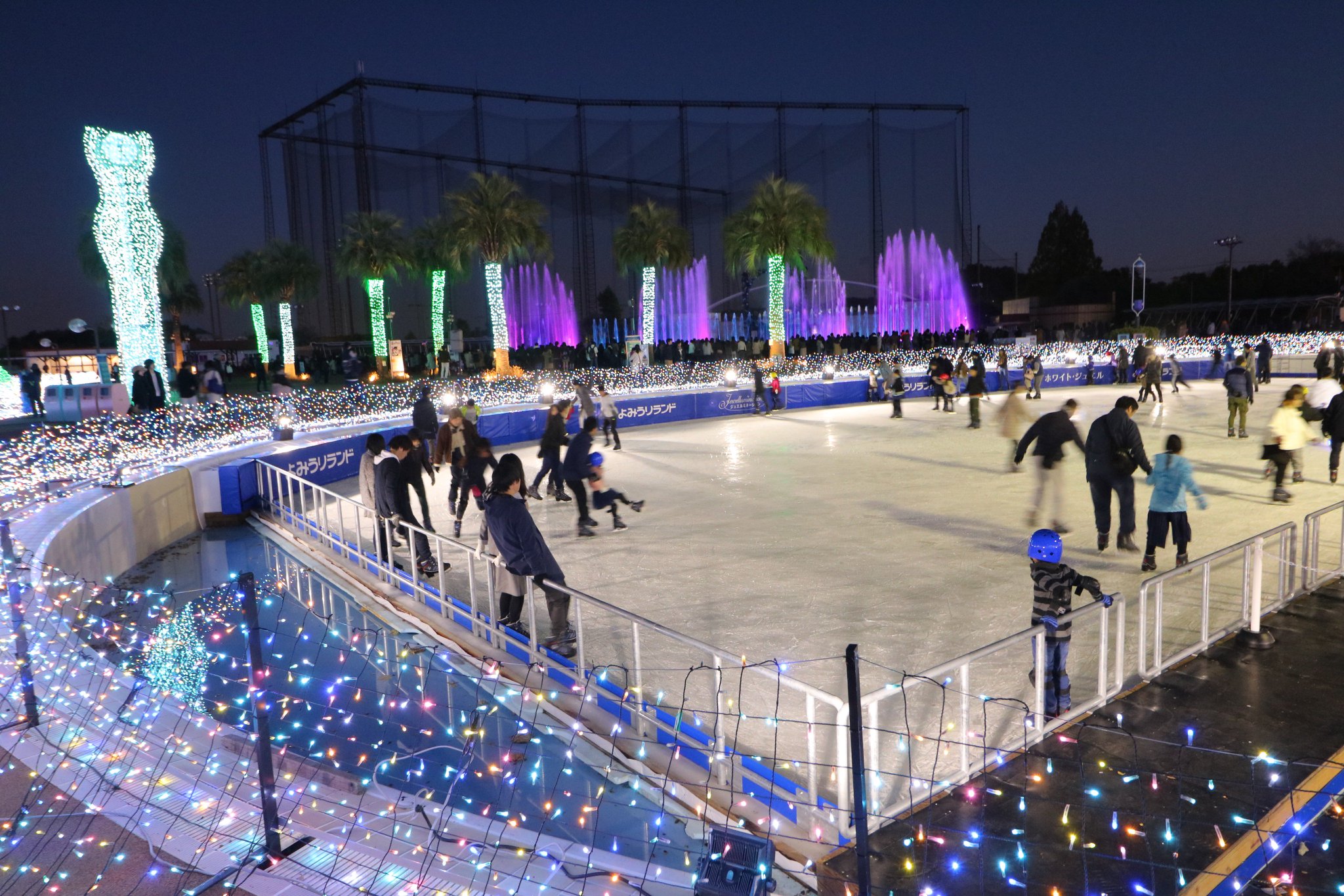 よみうりランド遊園地 公式 アイススケートリンクが11 16 金 Open オーロラをイメージし カラフルにライティングされたスケートリンクで 特別なひとときをお過ごしください 詳しくは公式サイトをチェック T Co Lmde0a0lhg