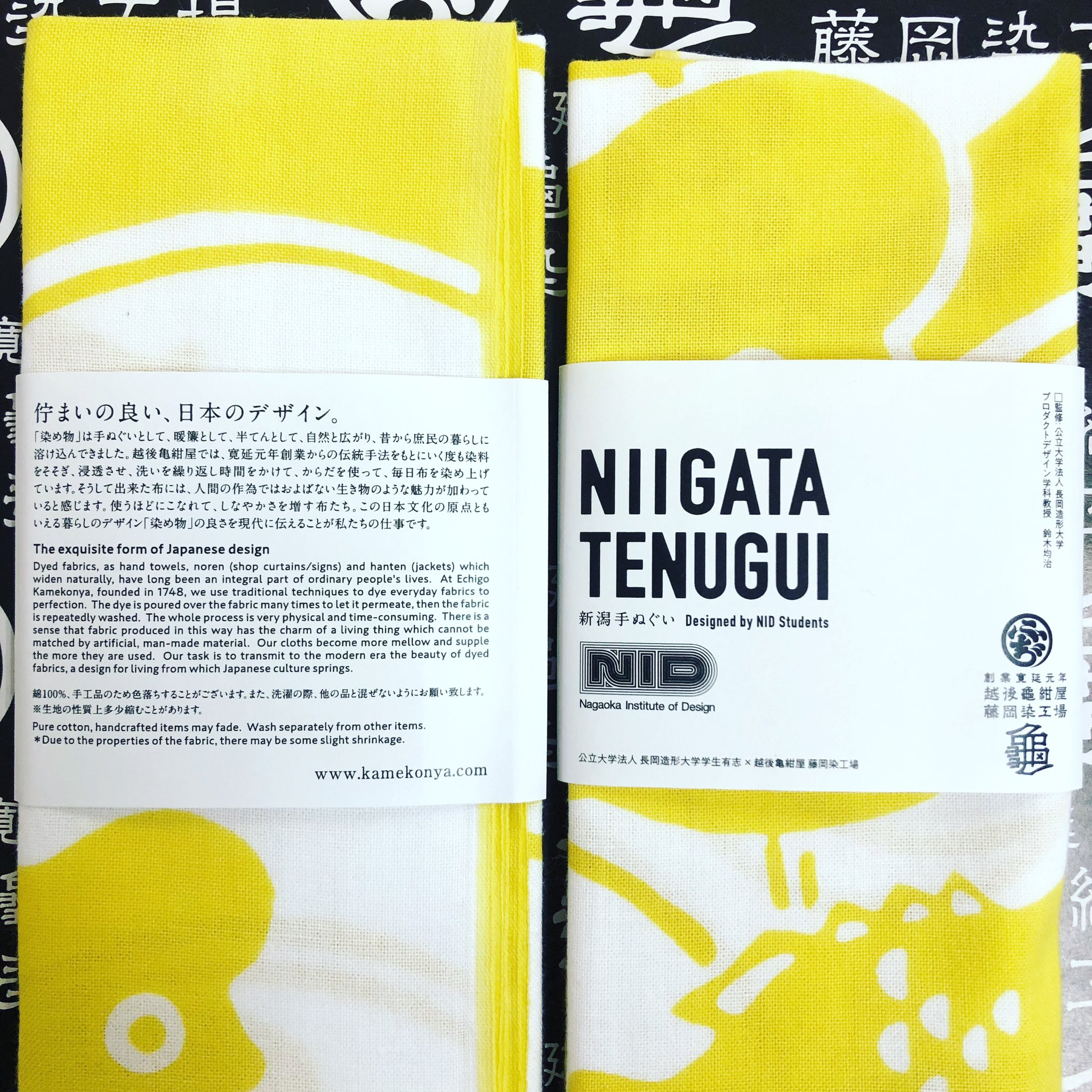 越後亀紺屋 藤岡染工場 当工場の定番製品 新潟手ぬぐい の巻紙が変わります 裏面は英語の説明も表記してあり海外の方へのお土産としても活用いただけます 越後亀紺屋 新潟手ぬぐい 手ぬぐい 英語表記 Tenugui お土産 T Co z6mecccz