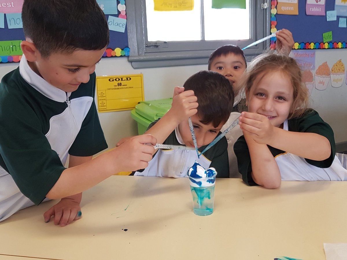 KS are learning about the weather.🌞🌫🌬🌪. Today we used shaving cream and blue food colouring to make rain clouds.🌧