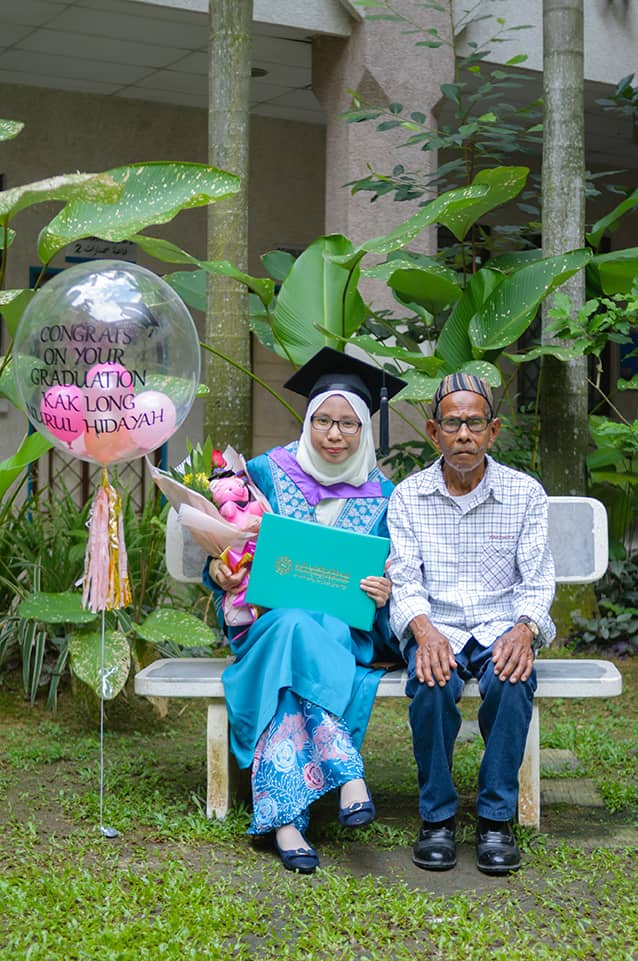kakak_dayah's tweet photo. tokbakπππ pengganti tempat arwah ibu abah,, Alhamdulillah diizinkan tokbak tengok cucu dia ni convo,,. #34thIIUMConvocation https://t.co/qzxQ7B0FvR