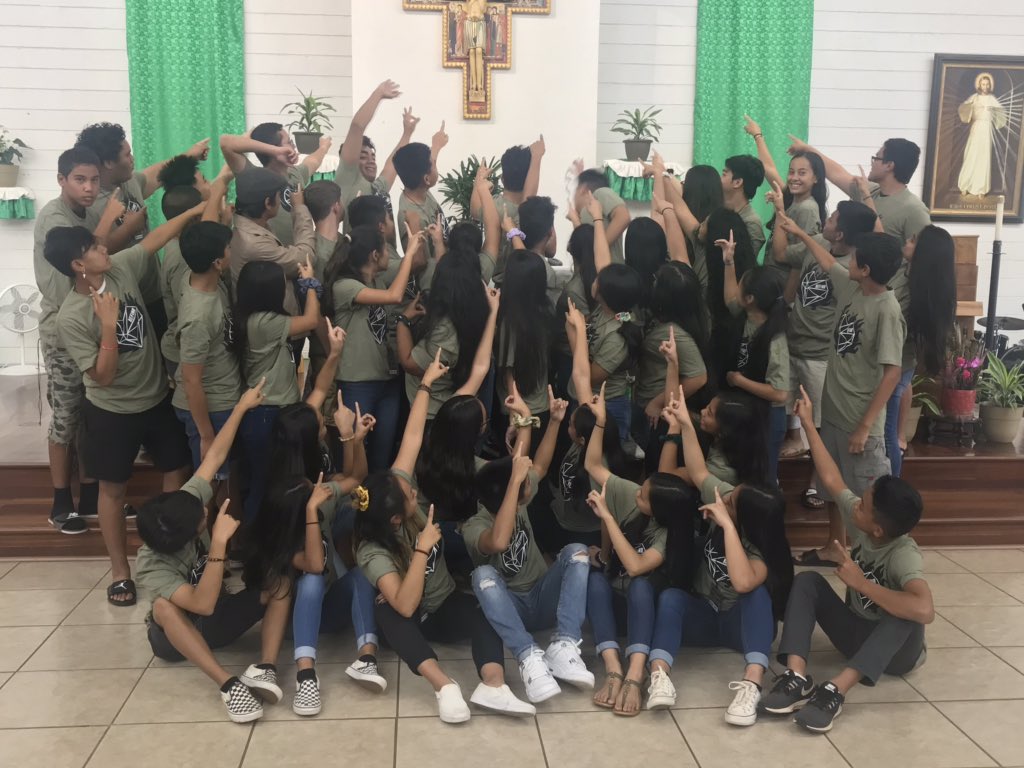 Javinxcz's tweet photo. I’m so grateful I was able to serve this past weekend, being able to serve these beautiful teens and serve them for three days makes up for the time that I’m called away from them ❤️ #FallRetreat2018 #Refind https://t.co/533VigQcoE