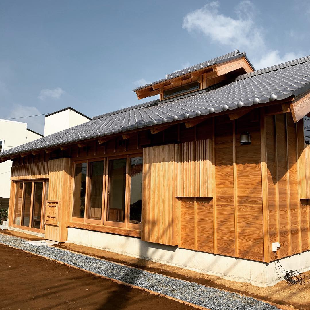 山武杉で造る注文住宅 石井涼平 昔の日本家屋を彷彿させるような外観の木の家 山武杉の相じゃくり板に押縁を施し 上屋には漆喰を サッシにも木の面格子を施しました 注文住宅 木の家 自然素材 無垢 住まい マイホーム 暮らし 暮らしを楽しむ