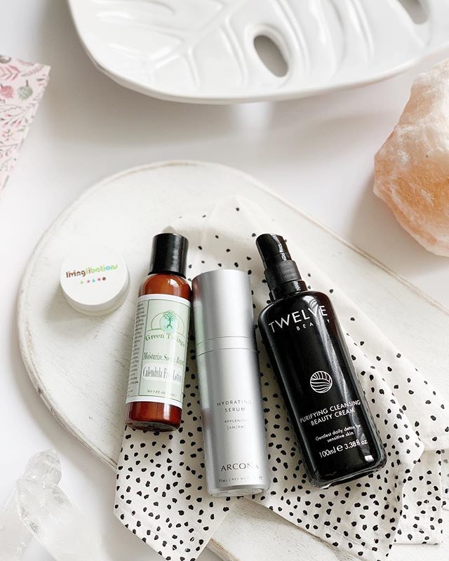 Last week, I woke up with a bright red, painful rash spread across almost my whole face. I still haven’t completely pinpointed what caused it, but I turned to my trusty green beauty to help take it down a few notches, and ultimately heal it up in just four days: 1️⃣ @livinglibat…