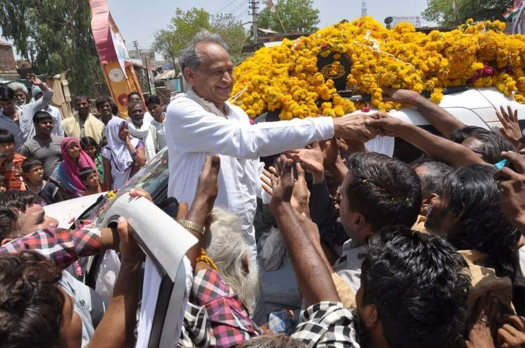 SatveerRajsthan's tweet photo. जब से मैंने राजनीति शुरू की है तब से ही प्रदेश के लोगों का जो प्यार, स्नेह और आशीर्वाद मिला है वो बेहद अद्भुत है और यही मेरे जीवन की पूँजी है। ( श्री @ashokgehlot51 जी ) 
#जननायक
#WithAG https://t.co/auDgLsHAyZ
