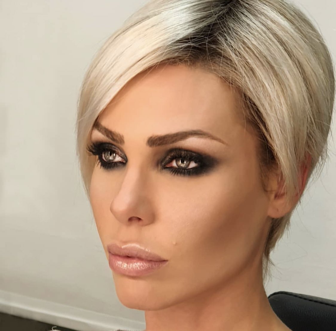 Vestitee's tweet image. Taglio molto corto e smokey eyes per la mostra @ilaryblasi. Noi lo adoriamo e voi? 

#ilaryblasi #makeup #makeupartist #GFvip #véstite