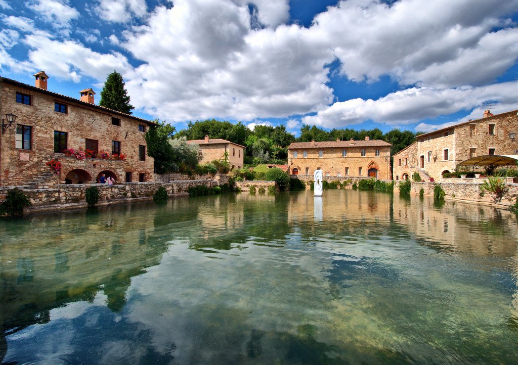 amazing_italia's tweet photo. #Goodmorning from Bagno Vignoni! Ancient village located in the heart of #Tuscany, Val d'Orcia Natural Park. 
Thanks to the Via Francigena (main route followed by pilgrims in antiquity who went to Rome), these thermal waters were found and have been used since then! 
#SUPER!!! https://t.co/0AZ3ItMFL4