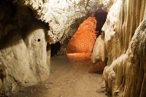 ZimBho_Official's tweet photo. #ChinhoyiCaves, just about 135km from Harare,
a perfect getaway for the coming festive holiday. #TravelLocal and get to #KnowYourZimbabwe. #Chirorodziva #TheSleepingPool #PoolOfTheFallen #MashonalandWest #MashBest
#DomesticTouriZim #VisitZimbabwe https://t.co/rdaGuzIPMn