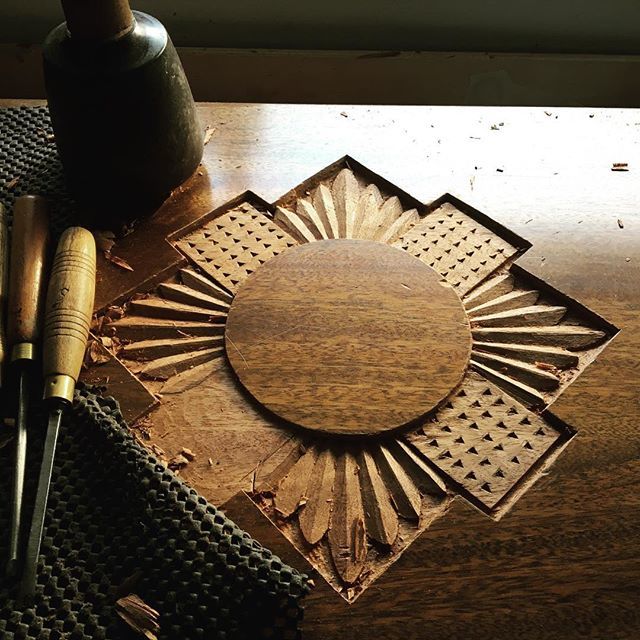 bespokecarver's tweet photo. Work continues on this little beauty today accompanied by the fab @djsaracox podcast ๐#bespokecoffeetable #keepcarving https://t.co/TGqaFeCIq3 https://t.co/82uw1SxSUS