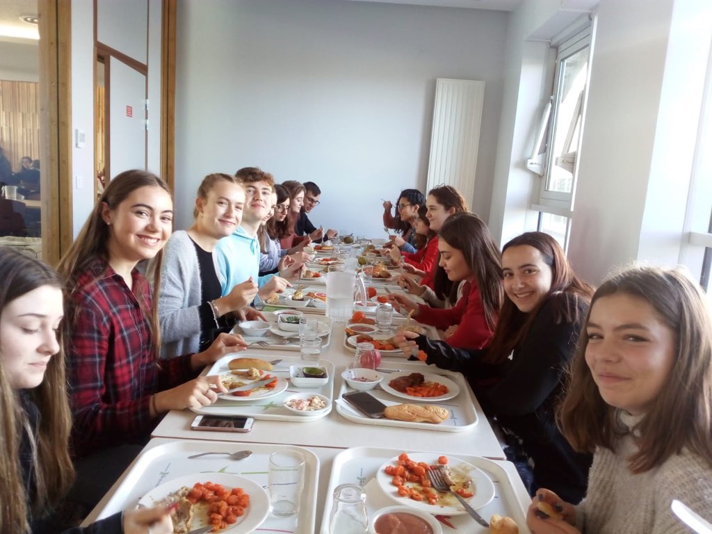 JyhsE's tweet photo. Le petit déj et le déjeuner au lycée https://t.co/Miy4GuXjgh