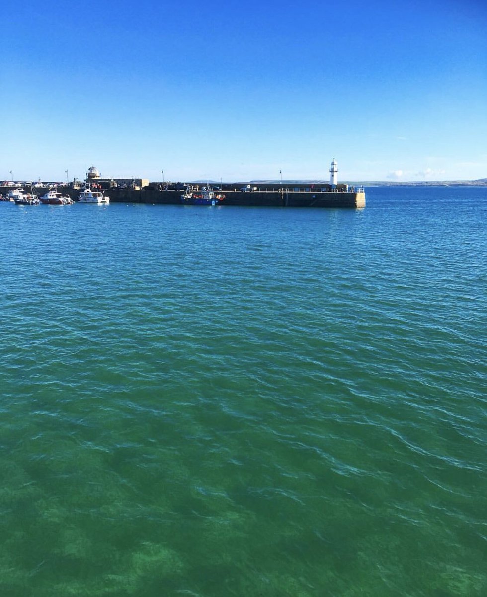 Blue skies and blue seas! 😍 we love this view so much! Such a peaceful place outside of the summer season! ⠀⠀⠀ 📸 by @Leejpalmer⠀ #GetMeToCornwall #StIves #Cornwall