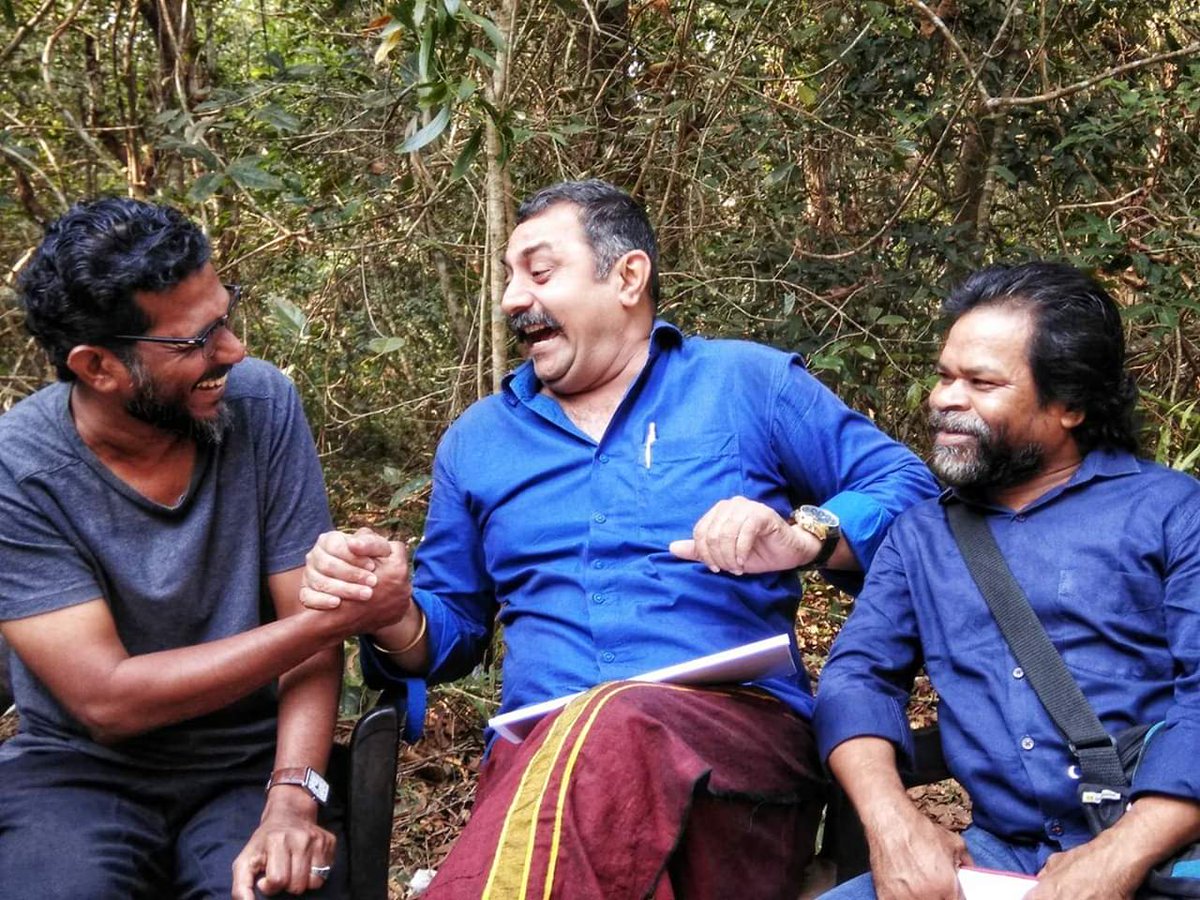 rameesrammu369's tweet image. #PeepliLive fame Omkar Das Manikpuri and #Special26 fame Bhagwan Tiwari having lighter moments at the sets of #UNDA along with writer Harshad!
#BhagwanTiwari #OmkarDasManikpuri #Mammootty #KhalidRahman #ShootinProgress