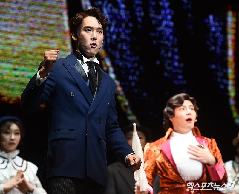 Yeonseok411_IFC's tweet photo. 20181113 📷 #YooYeonSeok as #MontyNavarro and #LeeKyuHyung as #DYsquith during musical 'A Gentleman's Guide to Love and Murder' press call today
#K_GGLAM #YeonMonty #젠틀맨스가이드 #유연석 #이규형 #연몬티 https://t.co/nyXfB0PrHE