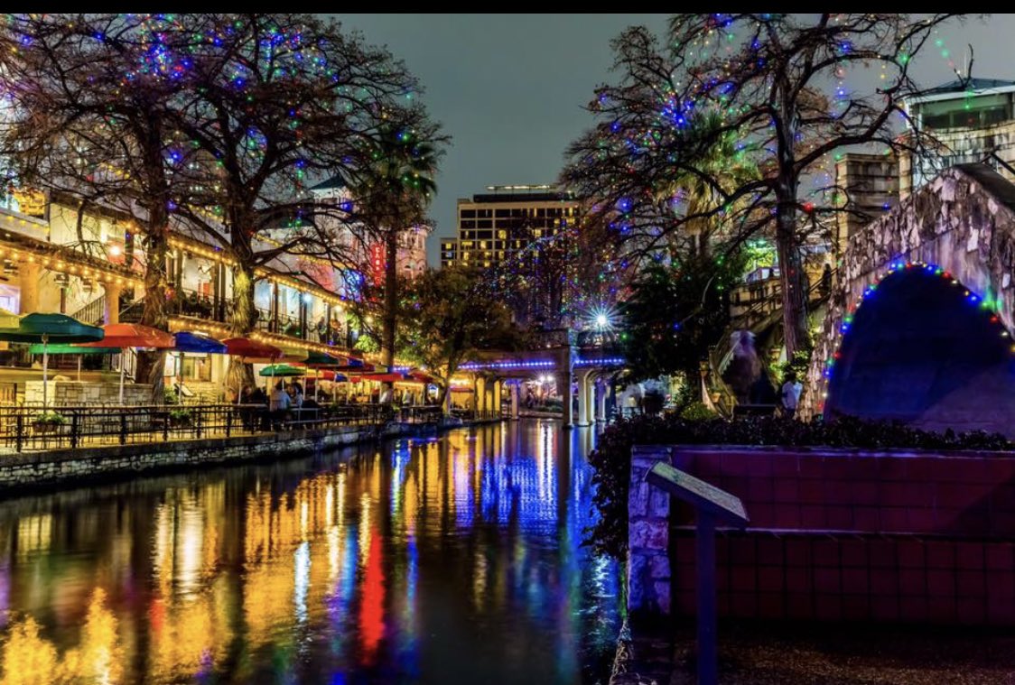 __mamades's tweet image. San Antonio in December is a must.. 🎄❤️