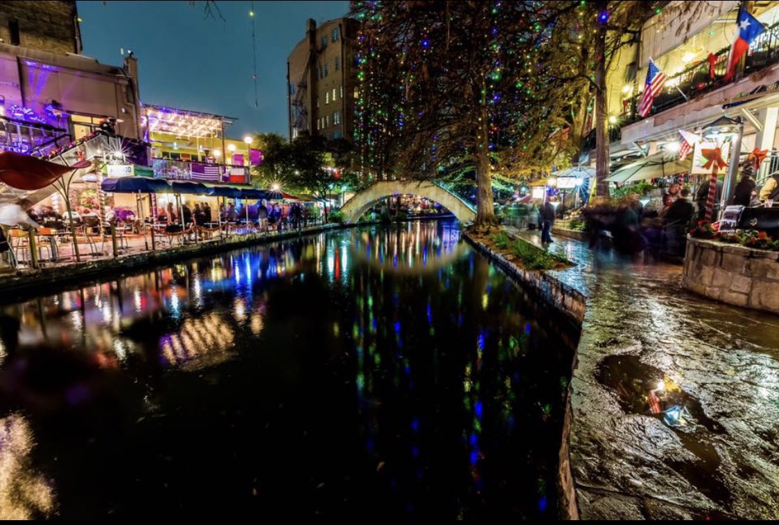 __mamades's tweet image. San Antonio in December is a must.. 🎄❤️