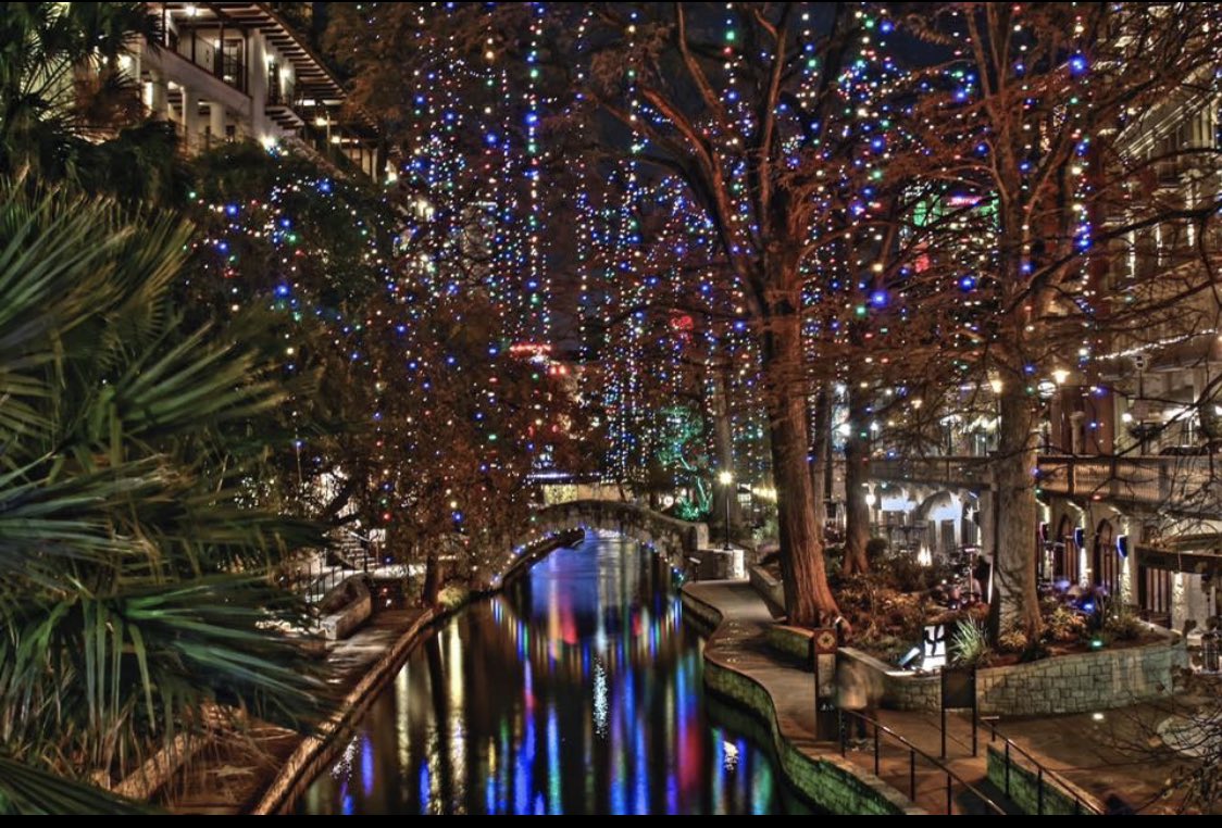 __mamades's tweet image. San Antonio in December is a must.. 🎄❤️