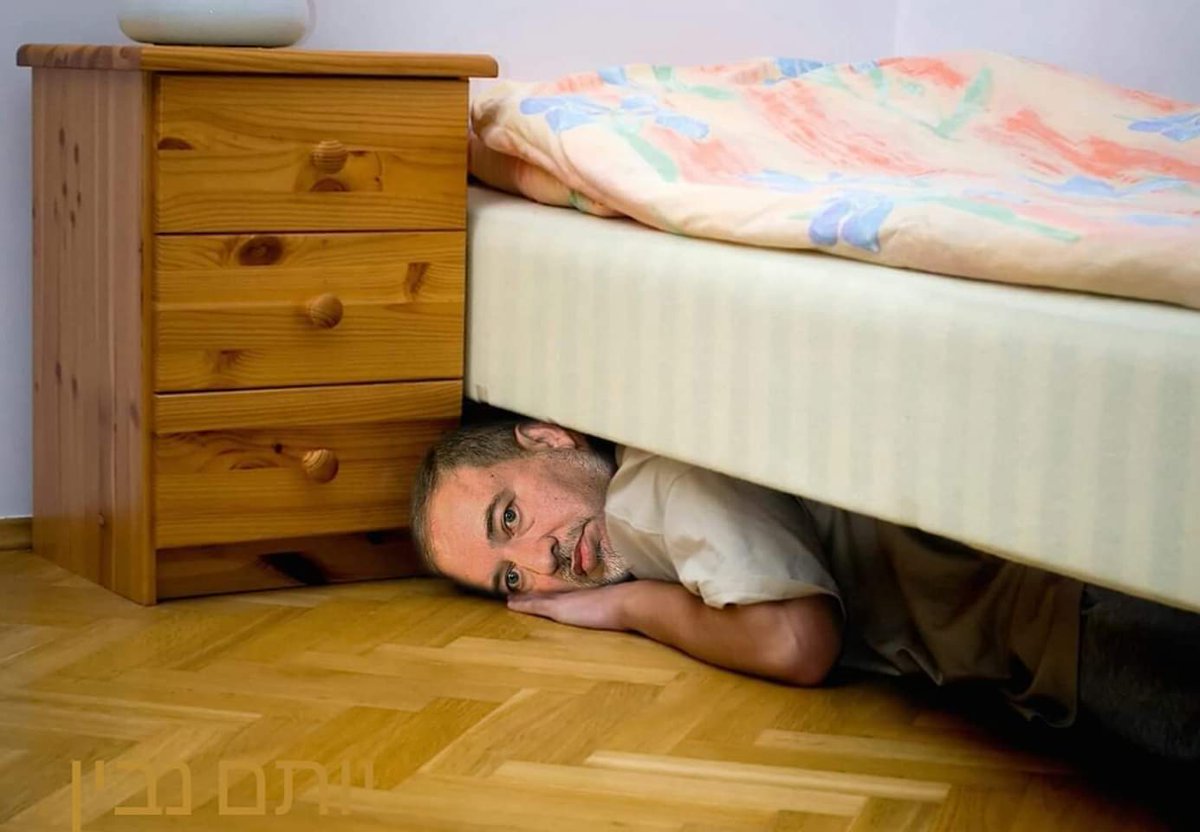 Hid under the bed. Ищет под кроватью. Мужчина прячется в шкафу. Дети под кроватью ПРЯТКИ. Хлам под кроватью.